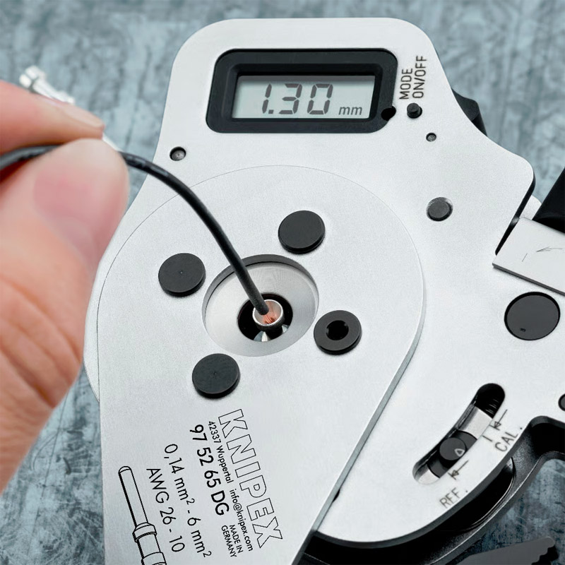 Cleste de presare KNIPEX 240 mm, cu patru dornuri pentru contacte rasucite, cu suport de contact si reglaj digital al avansului