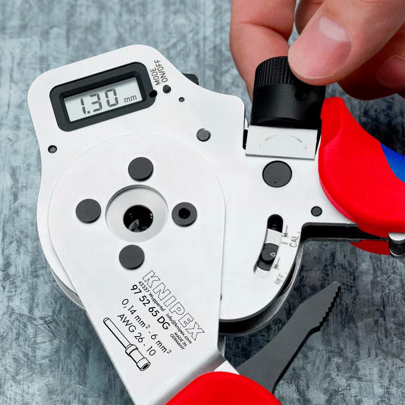 Cleste de presare KNIPEX 240 mm, cu patru dornuri pentru contacte rasucite, cu suport de contact si reglaj digital al avansului