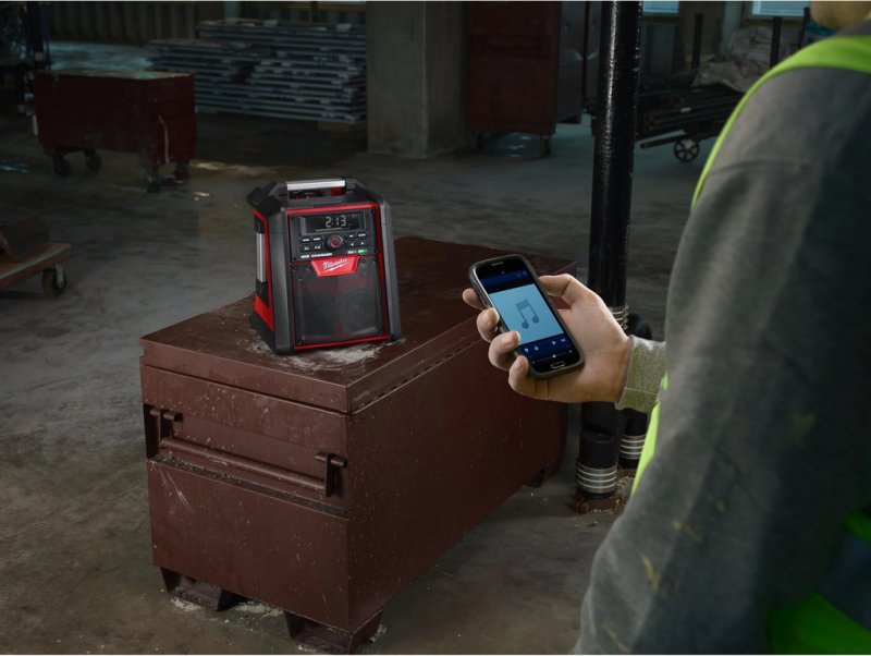 Radio santier cu dubla alimentare 220 V/18V, incarcator incorporat, SOLO, Milwaukee M18 RC-0