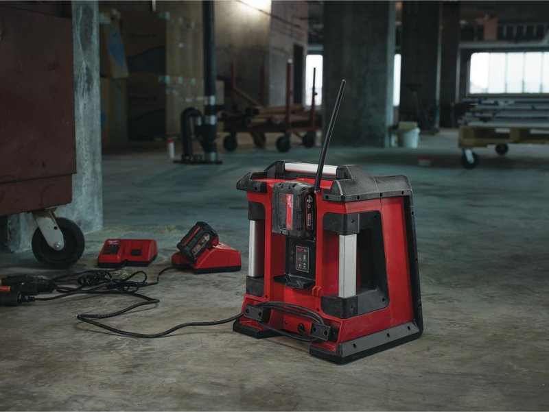 Radio santier cu dubla alimentare 220 V/18V, incarcator incorporat, SOLO, Milwaukee M18 RC-0