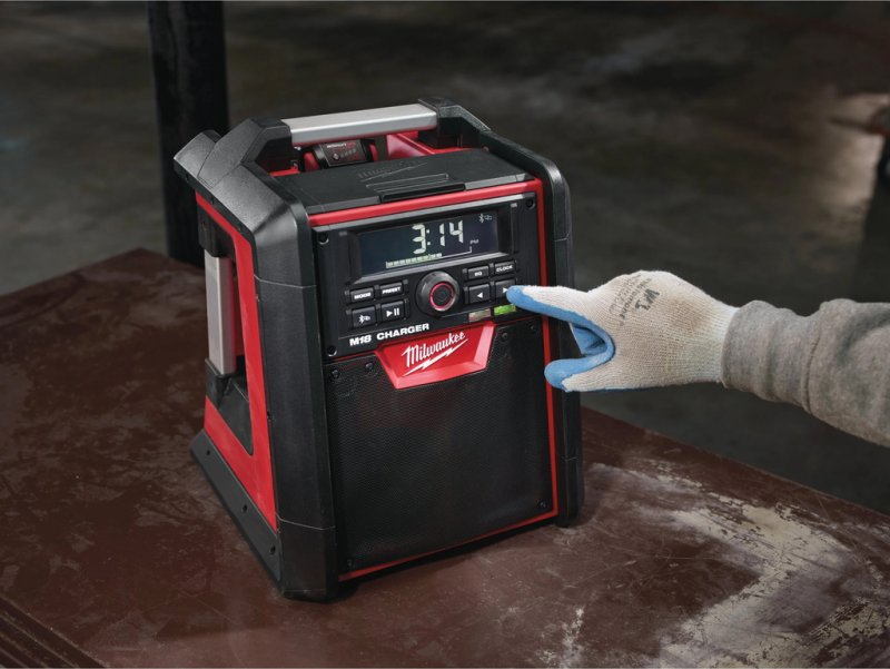 Radio santier cu dubla alimentare 220 V/18V, incarcator incorporat, SOLO, Milwaukee M18 RC-0