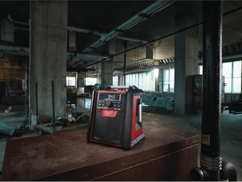 Radio santier cu dubla alimentare 220 V/18V, incarcator incorporat, SOLO, Milwaukee M18 RC-0