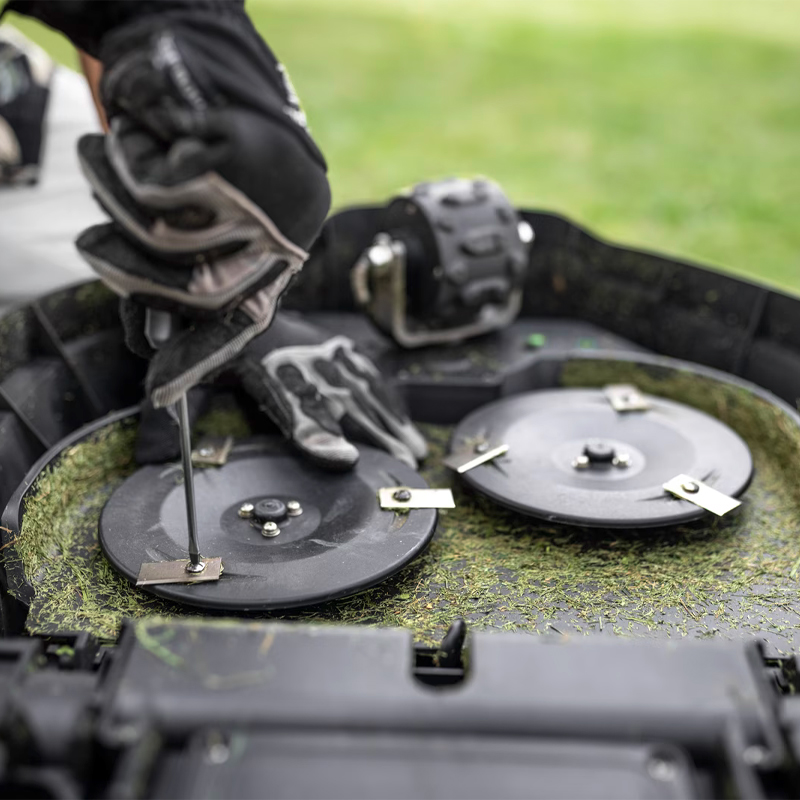 Set 124 lame + 12 suruburi pentru robotii de tuns iarba Karcher RCX