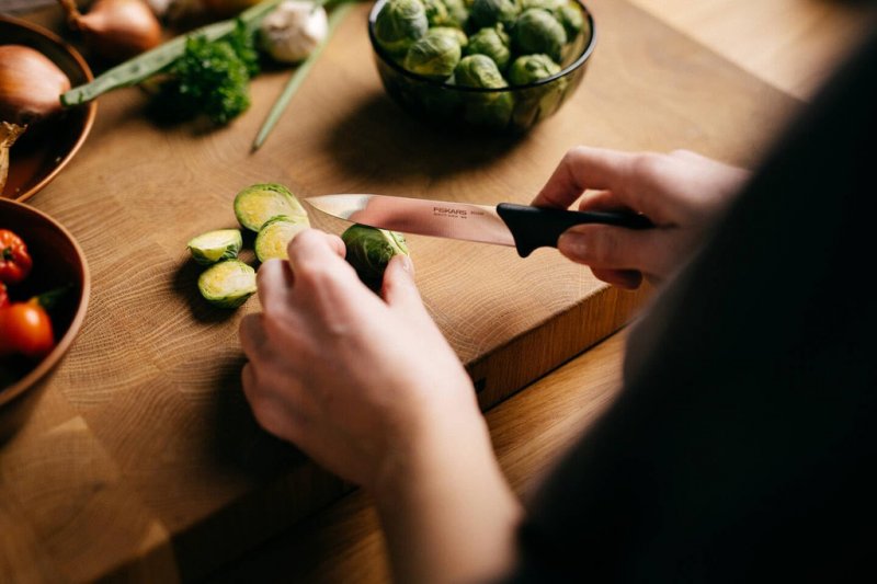 Cutit pentru legume, Fiskars, ESENTIAL, lama inoxidabila, 11 cm