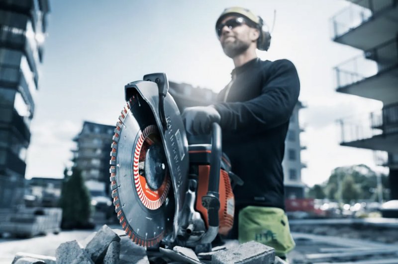 Debitator cu motor pe benzina Husqvarna K770, 5.3 CP, disc 350 mm