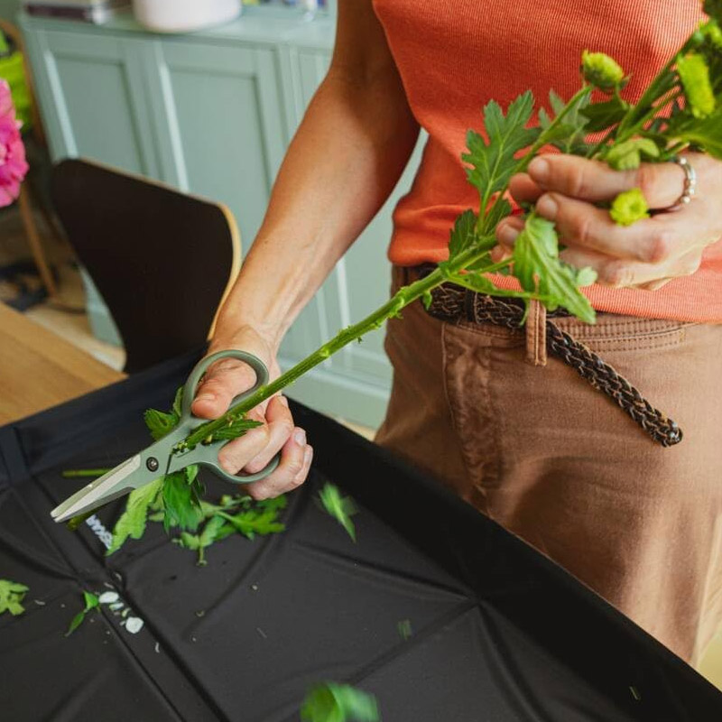 Foarfeca de precizie Fiskars Plant Care, pentru taieturi netede pe plante de apartament si flori, cu suport, 18.8 cm
