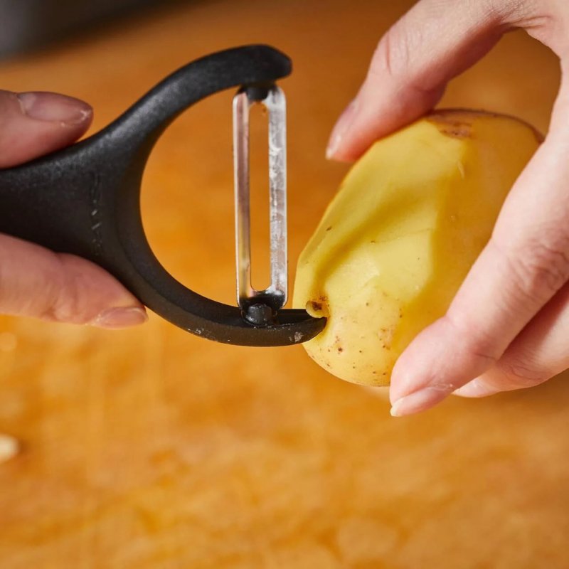 Dispozitiv de curatat legume, Fiskars, Essential, lama mobila, 140 mm, 30 g