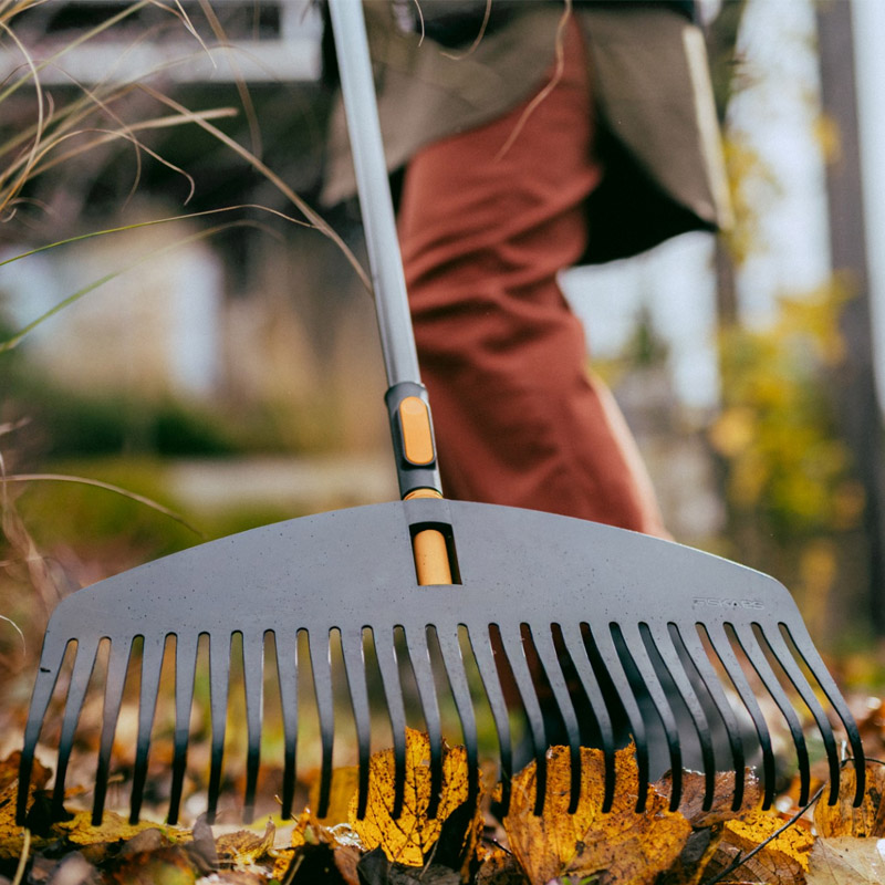Grebla pentru frunze Fiskars OneClick 51 cm, marime 
