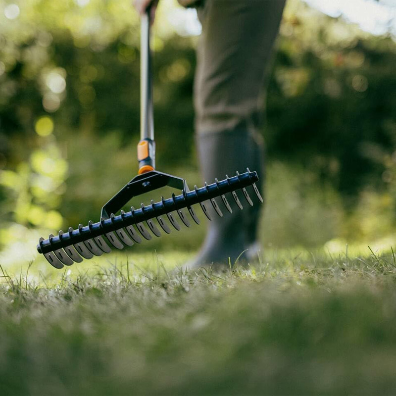Grebla pentru aerat gazon Fiskars OneClick 36 cm, marime 