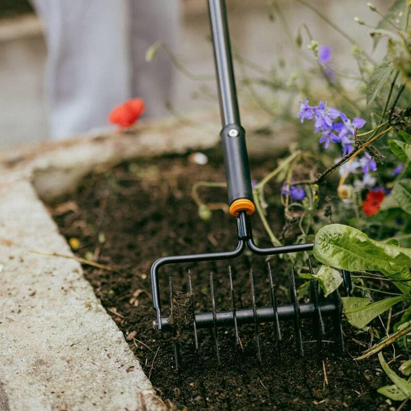 Aerator rotativ pentru afanatul solului Fiskars OneClick, cu cap rotativ si discuri stelate, fara coada, 25.9 cm