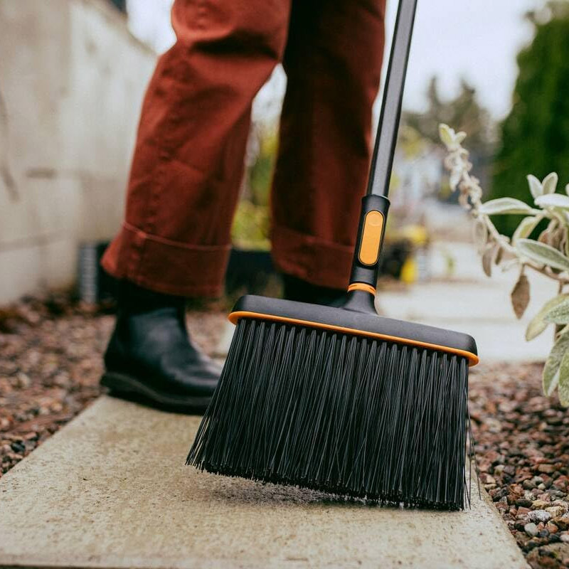 Matura universala Fiskars OneClick, pentru exterior si murdarie grosiera, fara coada, 27.1 cm