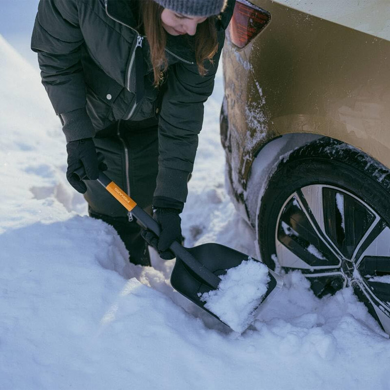 Lopata auto compacta pentru zapada Fiskars, maner 