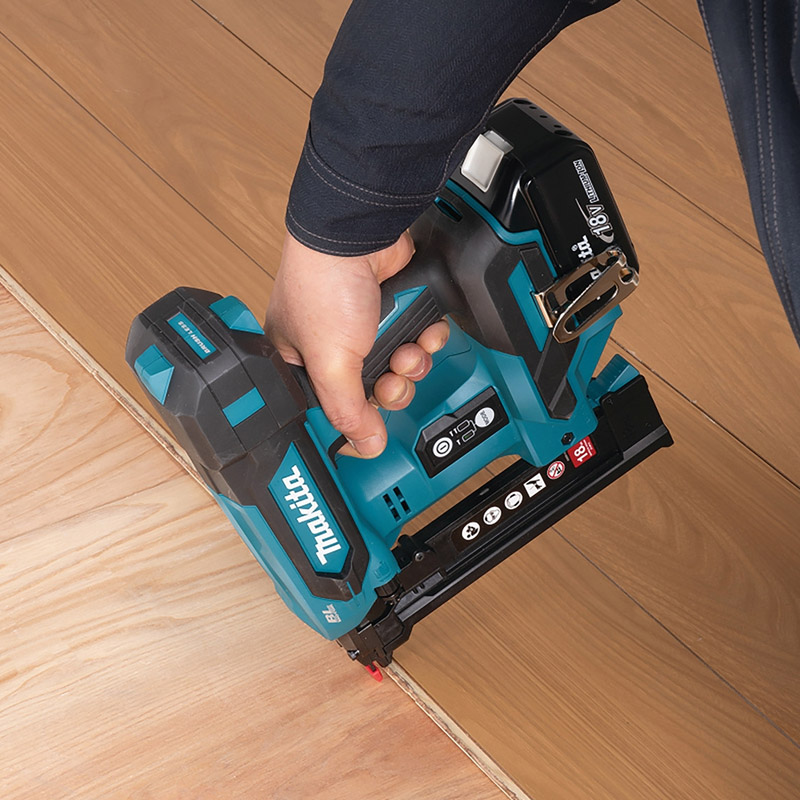 Pistol MAKITA pentru capse, cu acumulatori 18V LiIon LXT, capse 9.5 - 38 mm, SOLO, DST630Z