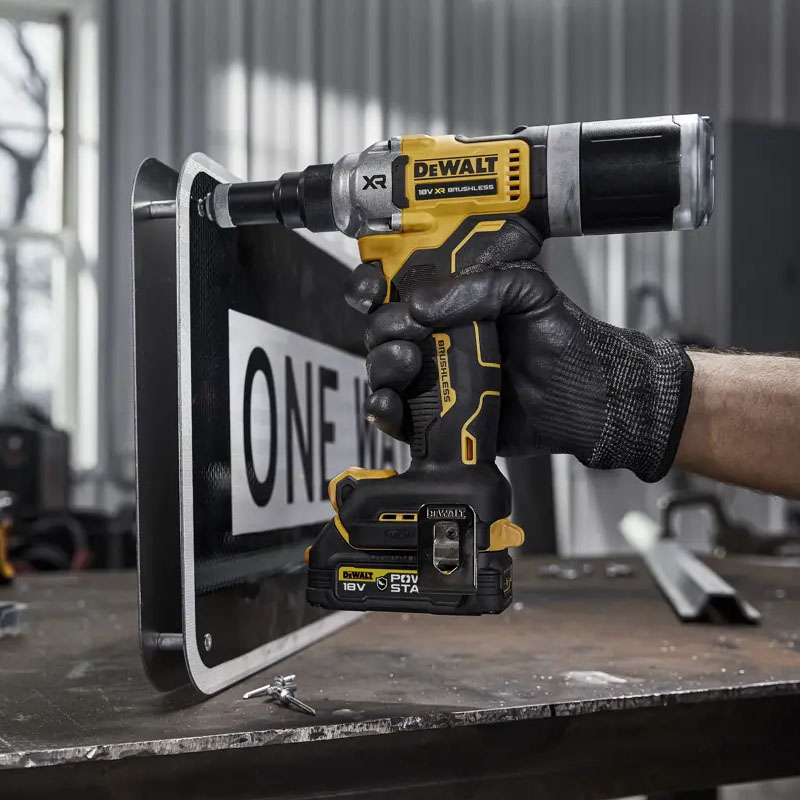 Pistol pentru nituri pop 4.8/6.0/6.4mm cu acumulatori 18V XR, in valiza TSTAK, SOLO, DeWalt  DCF414NT-XJ