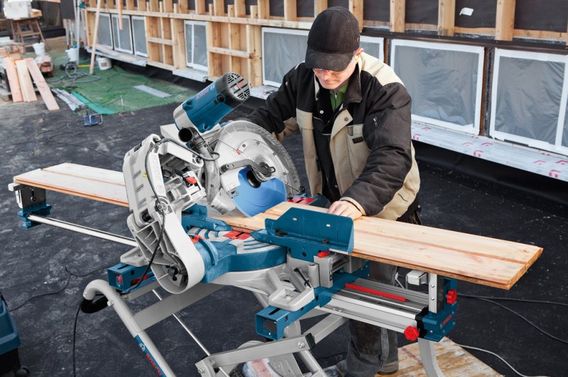 Fierastrau circular basculant cu cursa radiala / culisare BOSCH GCM 12 GDL Pro