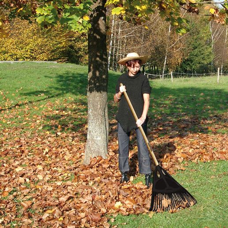 Grebla neagra pentru frunze 1735mm, 900g, Fiskars Clasic XL