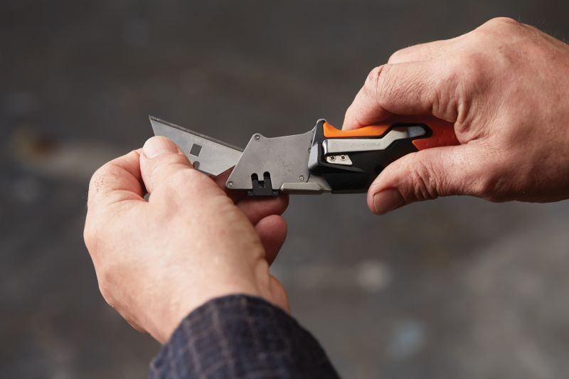 Cutit utilitar pliabil CarbonMax, lama trapezoidala, Fiskars