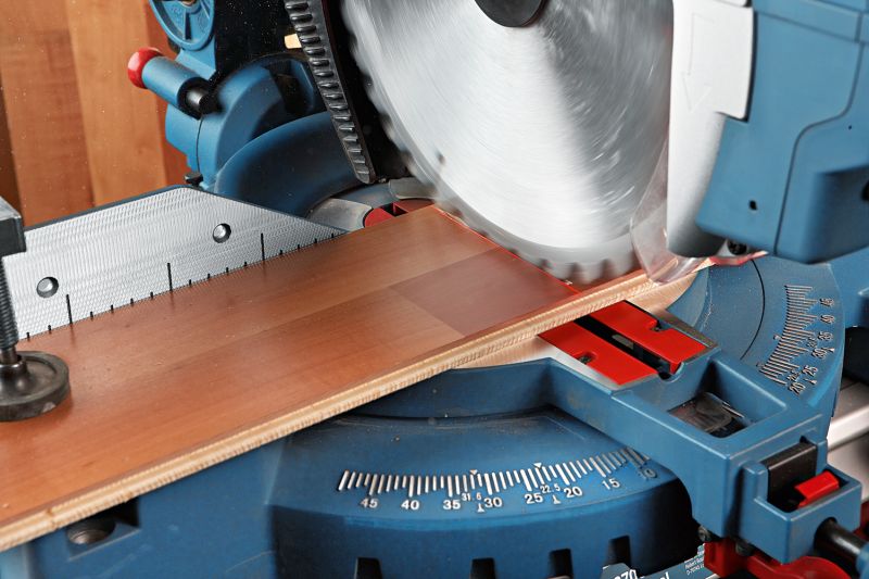 Fierastrau circular basculant si stationar tip GTM 12 JL 
