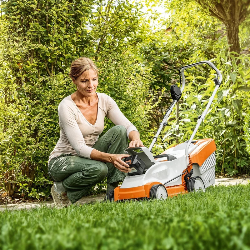 Masina electrica de tuns iarba cu acumulatori 36V, 33cm, Stihl, tip RMA235, SOLO (fara incarcator si acumulator), sistem AK