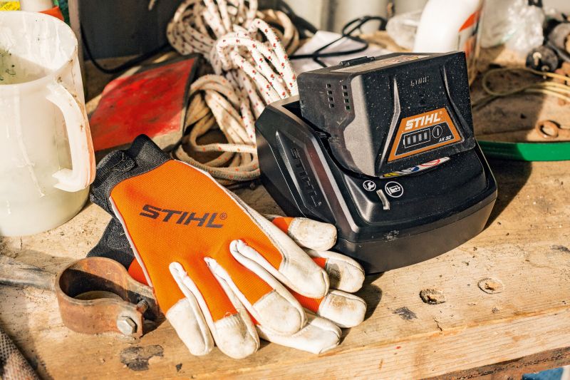 Incarcator Stihl, tip AL101, compatibil cu acumulatorii AP si AK