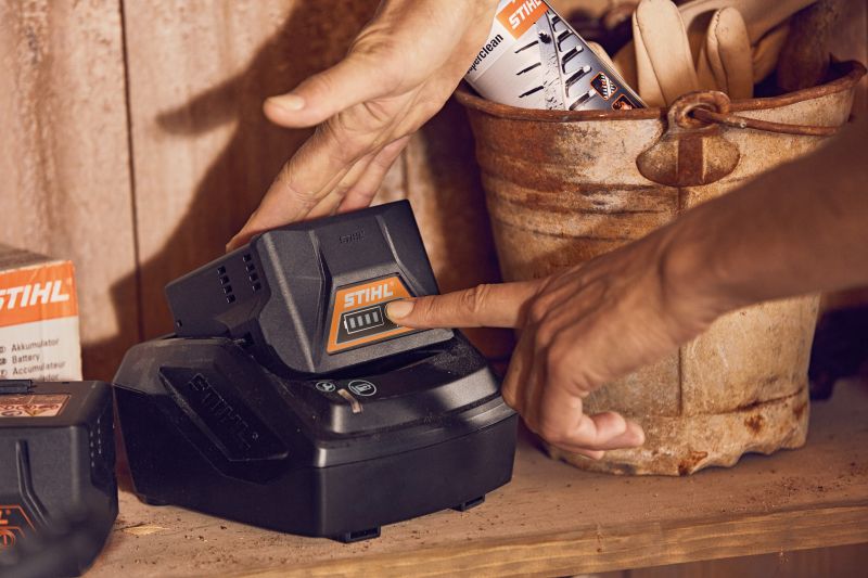Incarcator Stihl, tip AL101, compatibil cu acumulatorii AP si AK