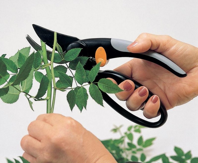 Foarfeca cu garda de protectie, tip FingerLoop P44, Fiskars