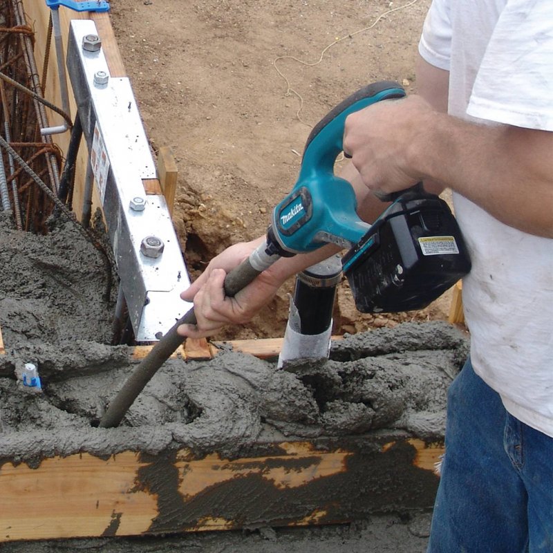 Vibrator de beton cu acumulator MAKITA DVR450Z, 18V, SOLO, lungime lance 1,2m