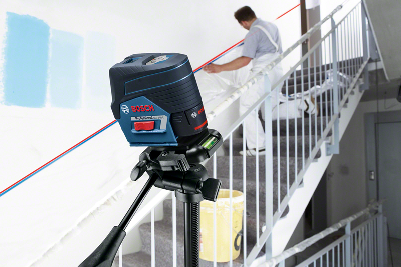 Nivela laser cu linii si puncte Bosch, tip GCL 2-50C cu stativ BT150 si suport rotativ RM2