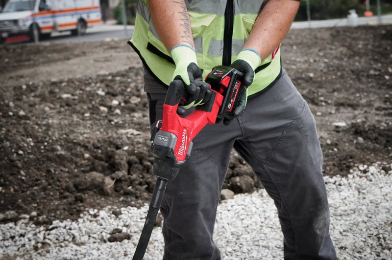 Vibrator de beton cu acumulatori Milwaukee M18FCVN12-0, 18V, SOLO, lungime lance 1.2m