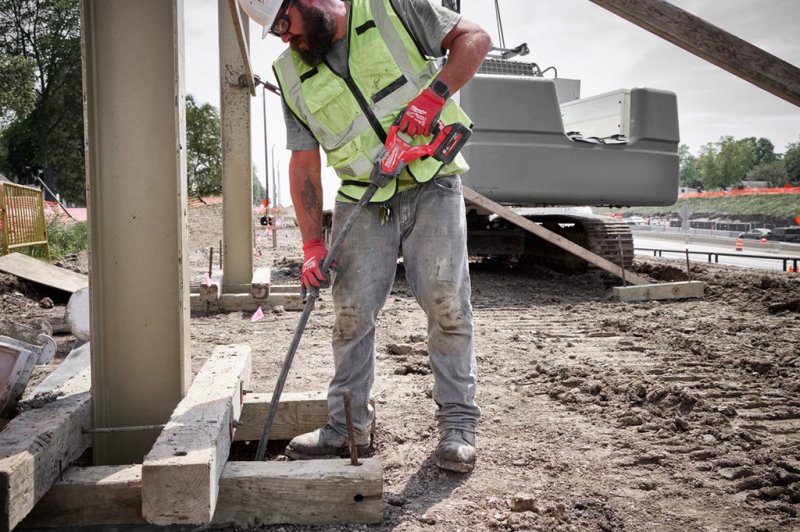  Vibrator de beton cu acumulatori Milwaukee M18FCVN24-0, 18V, SOLO, lungime lance 2.4m 