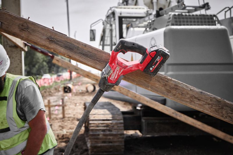  Vibrator de beton cu acumulatori Milwaukee M18FCVN24-0, 18V, SOLO, lungime lance 2.4m 