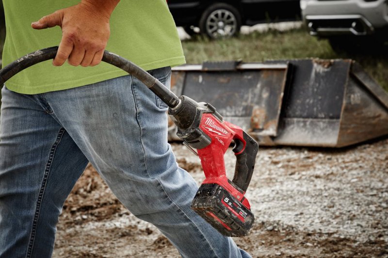  Vibrator de beton cu acumulatori Milwaukee M18FCVN24-0, 18V, SOLO, lungime lance 2.4m 