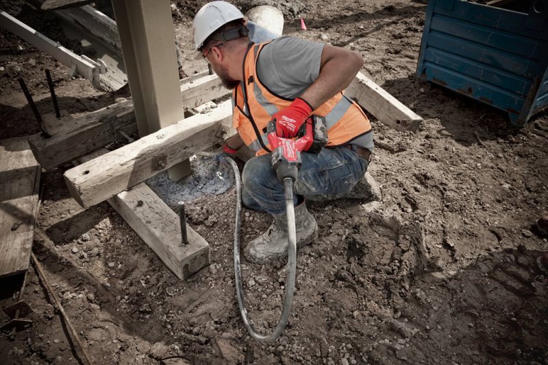  Vibrator de beton cu acumulatori Milwaukee M18FCVN24-0, 18V, SOLO, lungime lance 2.4m 