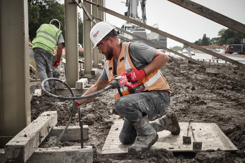  Vibrator de beton cu acumulatori Milwaukee M18FCVN24-0, 18V, SOLO, lungime lance 2.4m 