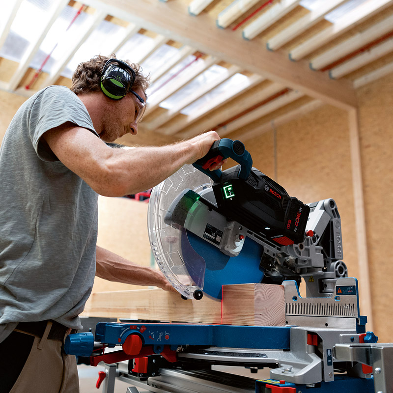 Fierastrau circular stationar BI-TURBO cu acumulatori ProCORE 2x18V/12 Ah, tip GCM 18V-305 GDC