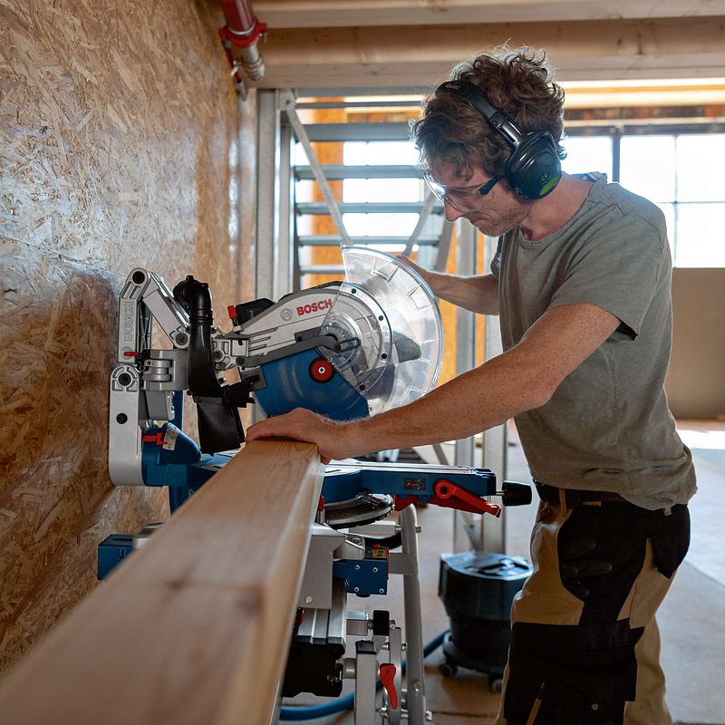 Fierastrau circular stationar BI-TURBO cu acumulatori ProCORE 2x18V/12 Ah, tip GCM 18V-305 GDC