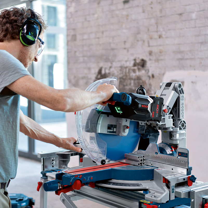 Fierastrau circular stationar BI-TURBO cu acumulatori ProCORE 2x18V/12 Ah, tip GCM 18V-305 GDC