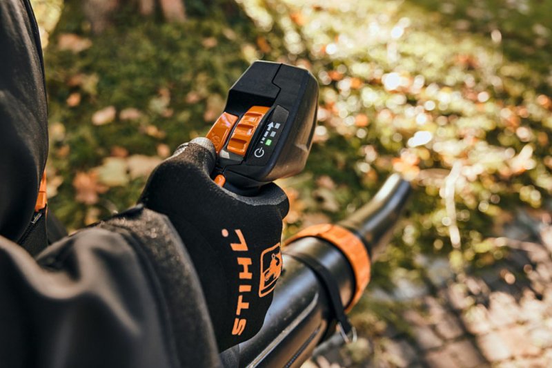 Suflanta STIHL cu acumulatori, tip BGA 300