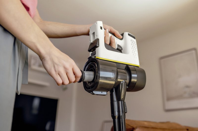 Aspirator vertical cu acumulator integrat 21.6V, Karcher, tip VC4 Cordless MyHome Car