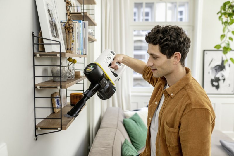 Aspirator vertical cu acumulator integrat 21.6V, Karcher, tip VC4 Cordless MyHome Pet