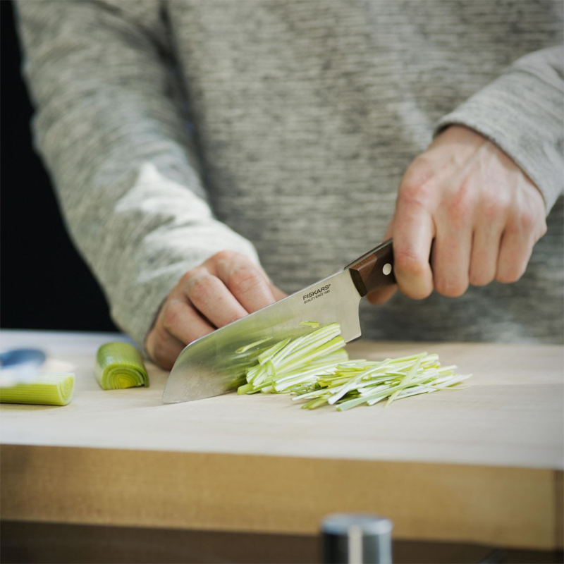 Cutit Santoku, Fiskars, Norr, lama inoxidabila, maner lemn Kebony, 15.9 cm