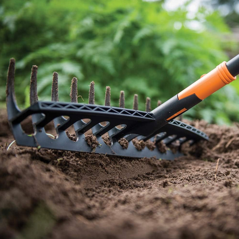 Grebla universala pentru iarba, 12 dinti, otel carbon, fara coada, Fiskars tip QuickFit™
