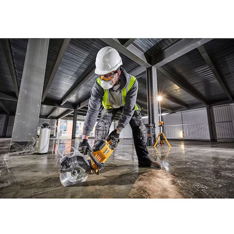 Masina de taiat beton si metal cu disc diamantat 230 mm, cu acumulatori 54V XR Flexvolt, 2x9.0Ah, DeWalt tip DCS690X2-QW