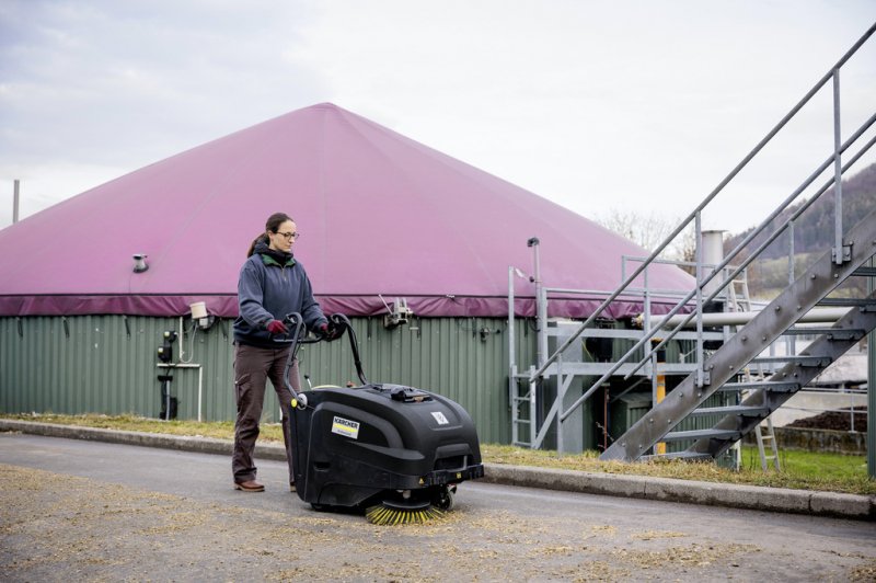 Masina de maturat-aspirat cu motor termic Karcher KM 75/40 W G Anniversary Edition, autotractare, cadou perie laterala cu peri duri