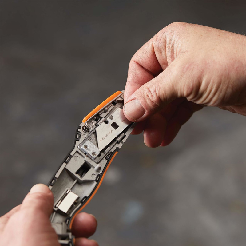Cutit utilitar CarbonMax cu lama retractabila, 177 mm, 110 g, Fiskars