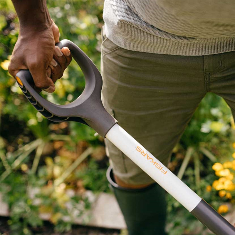 Furca pentru sapat/afanat material vegetal, 1.2 kg, coada 1130 mm, alba, Fiskars LIGHT
