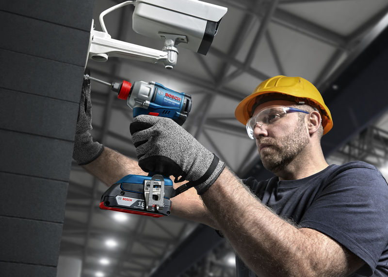 Masina de insurubat cu impact, percutie si 2 acumulatori 18V Li-Ion, 2.0 Ah, 1/2