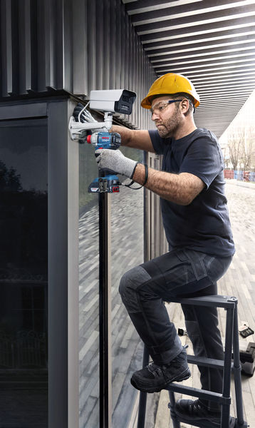 Masina de insurubat cu impact, percutie si 2 acumulatori 18V Li-Ion, 2.0 Ah, 1/2