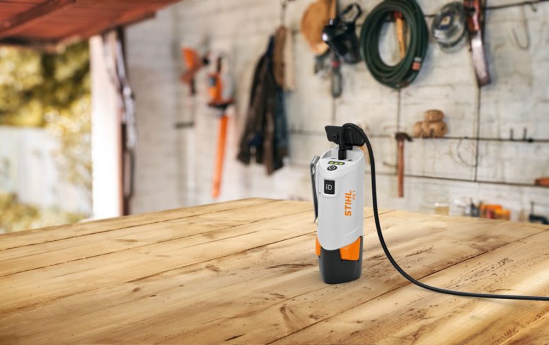 Lanterna, sursa de alimentare si incarcator STIHL, tip PS 1.0