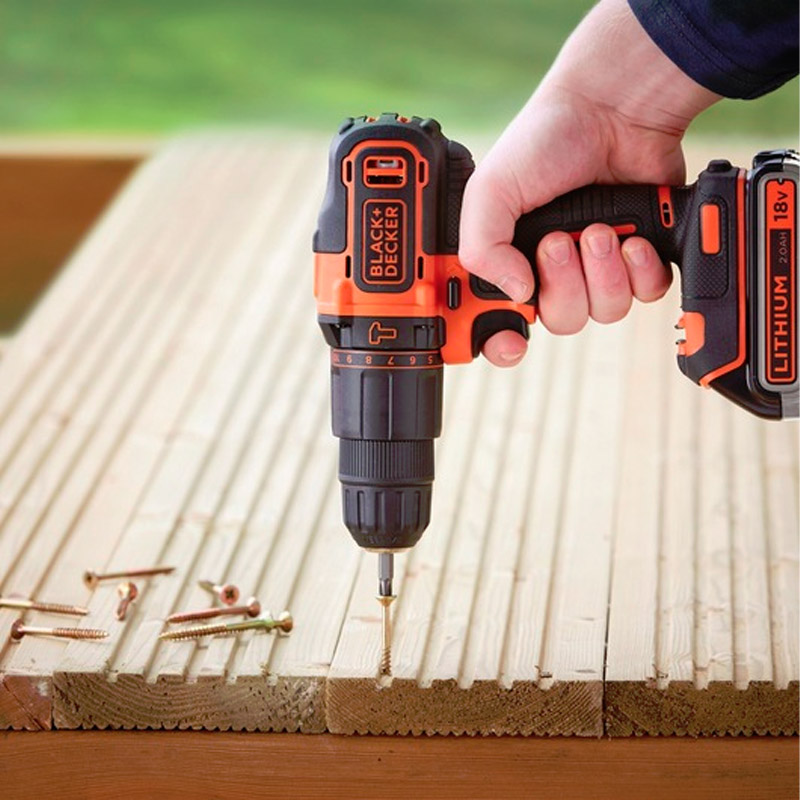 Masina de gaurit/insurubat cu percutie, cu acumulatori Li-Ion XR 18V 2x2.0 Ah, 40Nm, tip BDCHD18K1B2-QW